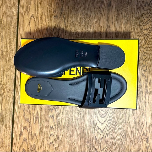 SOLD😍New FENDI SLIDES SANDAL SIZE 38.5 fit 8 US - Picture 4 of 5